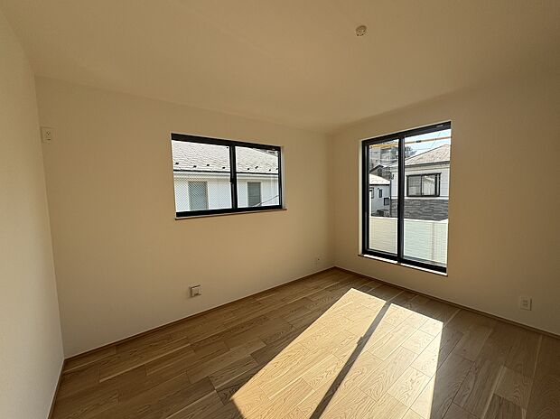 【【洋室/約7.25帖】】南東側のお部屋です。ウォークインクローゼット付き。2面採光につき、明るく通風良好です。寝室としてのご使用もおすすめです。