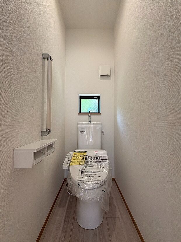 【【トイレ/1階】】白を基調とした清潔感のあるトイレです。手洗い器一体型のため、使用後すぐに手を洗うことができ、衛生的です。一年を通して快適に使用できる、温水洗浄便座付きです。