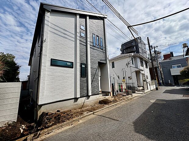 【【前面道路を含む現地】】最寄りバス停まで徒歩2分、バス乗車13分でJR中央線(快速) 「吉祥寺」駅までアクセスが可能。毎日の通勤・通学にも便利です。/2026.3.23撮影