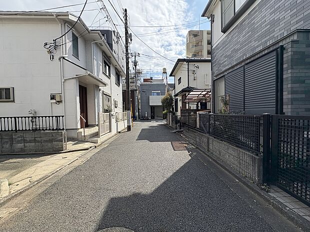 【【前面道路を含む現地】】前面道路は見通しの良い直線道路です。通り抜けができないため交通量が少なく、お子様がいらっしゃるご家庭にも安心の住環境です。/2026.3.23撮影