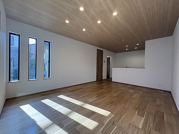 【【LDK/約17.25帖】】南側を含む3面に窓が設けられた明るいLDK。リビング・ダイニングの床には床暖房が搭載されています。埃が舞いにくく、冬場も足元から暖かく過ごせます。