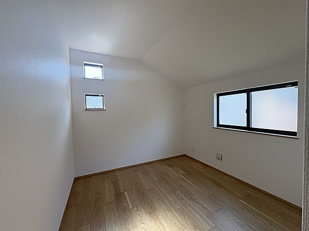 【【洋室/約5.0帖】】北西側のお部屋です。物入付き。窓は腰高窓のため壁面が多く、ベッドや机などの家具が配置しやすいです。子ども部屋としてもおすすめです。