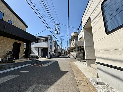 【前面道路を含む現地外観写真】