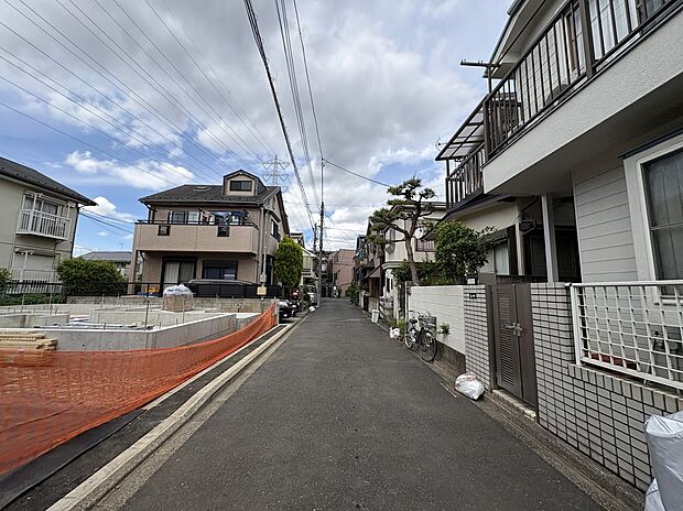 【【前面道路を含む現地写真】】比較的見通しの良い直線道路ですので、出入りの際安全確認をスムーズに行えます。アスファルト舗装のため、ベビーカーや自転車でも通行しやすいです。/2026.5.7撮影