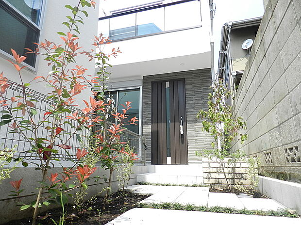 【【玄関アプローチ/施工例】】住まいの第一印象を決める玄関アプローチ。センスが光る空間です。緑を取り入れるなど、内装だけでなく外観にもこだわって、上質な雰囲気を演出することができます。