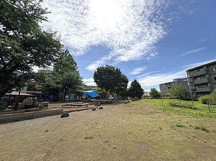 烏山プレーパーク 約800m(徒歩10分)