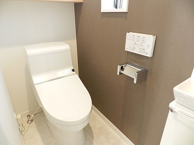 【【トイレ/施工例】】いつも清潔に使うことができる、温水洗浄便座付きトイレです。凹凸が少ないのでお手入れがしやすく、お掃除もらくらくです。トイレは各階にあり、来客時も気兼ねなく使用できます。