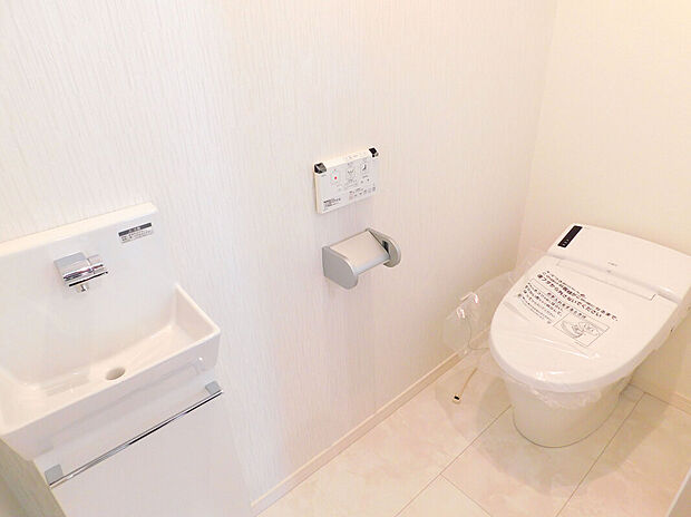 【【トイレ/施工例】】いつも清潔に使うことができる、温水洗浄便座付きトイレです。独立手洗い器付きで、すぐに手が洗えて衛生的。掃除グッズやペーパー類を保管できる収納付きです。