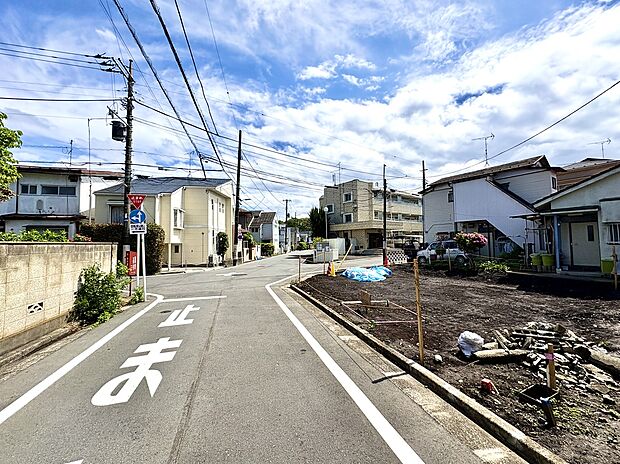 【【現地写真】】1台駐車可能な車庫付き(車種による)。前面道路との段差が少なく、車の運転が苦手な方でもスムーズに駐車ができそうです。/2026.4.28撮影