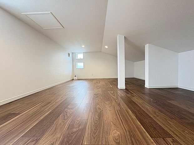 【【小屋裏収納/約11.97帖/B号棟】】2階ホールから固定階段で行き来することができます。窓付きで自然光も差し込み、フレキシブルに、趣味の空間として活用できます。/2026.7.4撮影