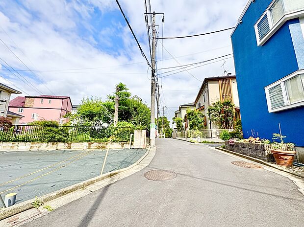 【【前面道路を含む現地写真】】近くには緑豊かな「塚山公園」や「柏の宮公園」「三井の森公園」もあり、休日のお散歩も楽しめそうです。穏やかな暮らしが叶う魅力的な立地です。