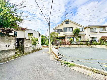 【前面道路を含む現地写真】
