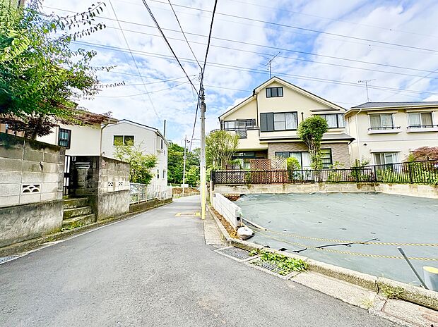 【【前面道路を含む現地写真】】買い物施設や教育施設、公園などが徒歩圏内に点在し、日々の暮らしに潤いを添える、利便性と快適さを兼ね備えた上質な住環境です。