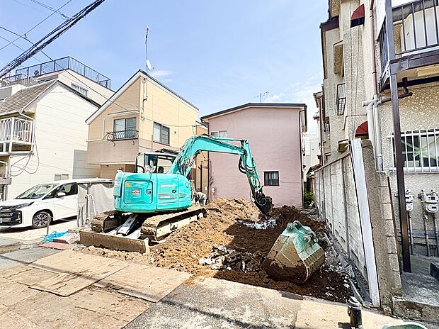 【【現地土地写真】】スーパー、コンビニ、ドラッグストアなど、毎日の暮らしを彩る買い物施設が徒歩7分圏内に揃います!生活利便性良好な住環境です。/2026年7月30日撮影