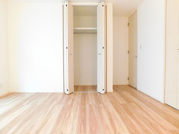 【【クローゼット/施工例】】各洋室に収納スペースを設けていますので、荷物がスッキリと片付きます。余分な収納家具を増やすことなく、住空間を広々と使えます。