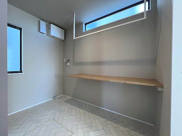 【ランドリールーム】パントリーと浴室に隣接する約3帖分のランドリールームですので広々使えます。室内干しも可能です。