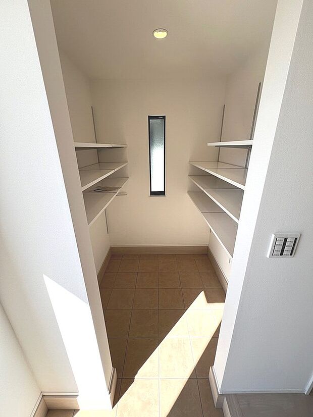 【玄関収納】玄関わきにあるシューズクロークです。可動棚がありますので色々な使い方ができます。