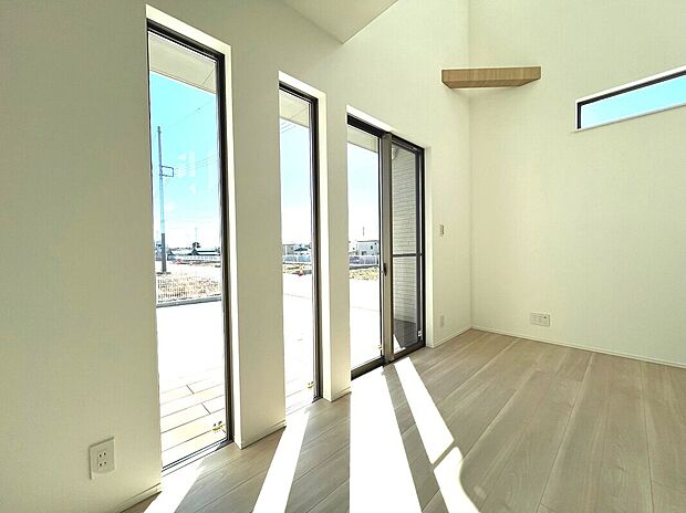 【LDK南側窓】陽当たりを感じられる大きな窓です。