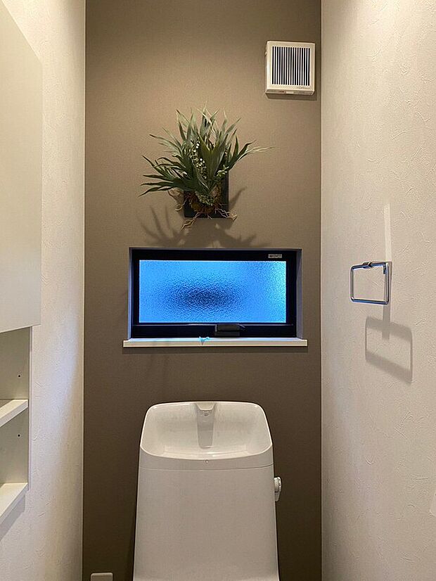 【LIXILベーシアシャワートイレ】フチレス形状でお掃除ラクラクの節水型