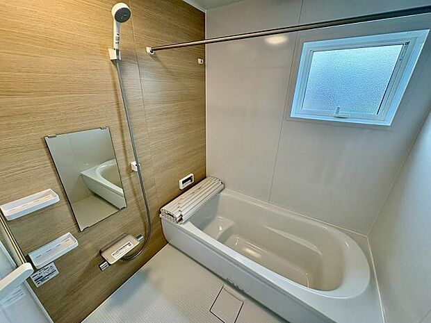 浴室 半身浴にも便利なエコベンチ付きの浴槽。お湯の量も少なくなるのでエコです。