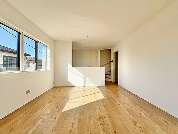 リビング 白と茶色の柔らかな色彩なので家具やカーテンの色を選びやすくなっています。