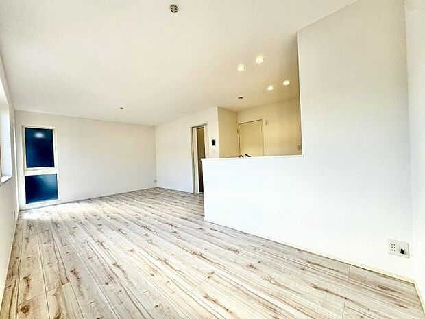 リビング 白と茶色の柔らかな色彩なので家具やカーテンの色を選びやすくなっています。