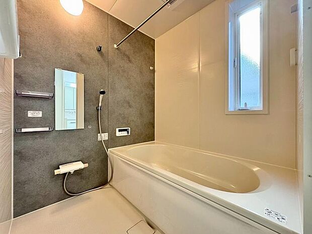 浴室　お子さまとのお風呂も安心のエコベンチ付きの浴槽など充実設備！