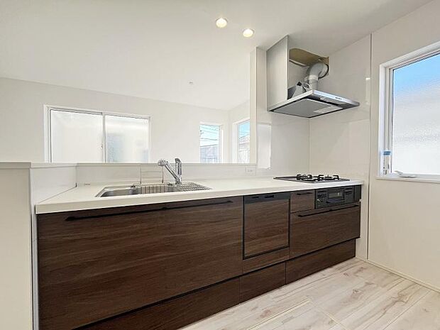 キッチン　家族とおしゃべりしながらお料理もできる対面式を採用。