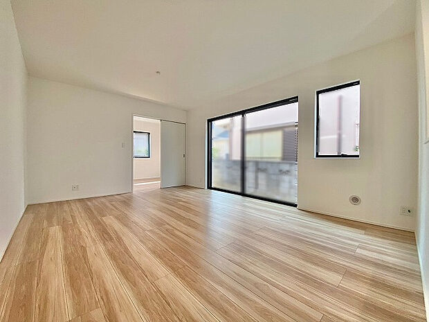 太陽の光をたっぷりと取り込む大きな窓が、リビングを一日中明るく、暖かく包み込みます。冬でもおひさまの温もりを感じながら、家族でゆったり過ごせる特等席です。