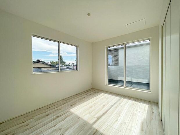 ■窓ガラスは断熱性の優れたLow-E複層ガラスを採用しており、快適な空間を保ちます!網戸標準装備!