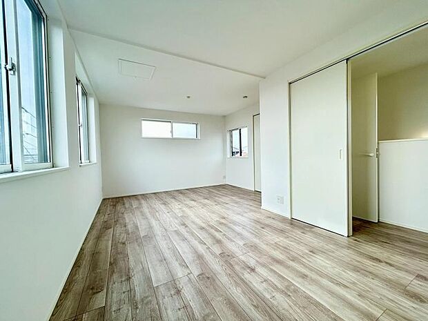 家具の移動やうっかり物を落とした時の「へこみ傷」や「すり傷」に強い、高耐久な床材をセレクト。耐摩耗性にも優れているため、家族が長く過ごす空間の美しさを損ないません。