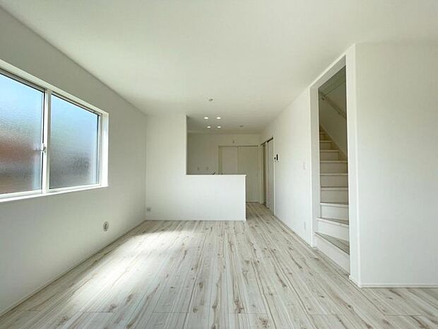 ■暖かな陽光が舞い込む2階リビング！住まわれる方がインテリアコーディネートを楽しめるようシンプルデザインを採用した室内です！