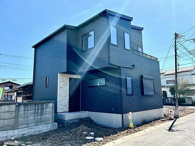 「越谷駅」から都心へ快適アクセス。徒歩23分、自転車なら約8分という距離感は、毎日の健康習慣や自分へのご褒美タイムに。3000万円台で手に入る、憧れの「新築戸建て生活」がここから始まります。