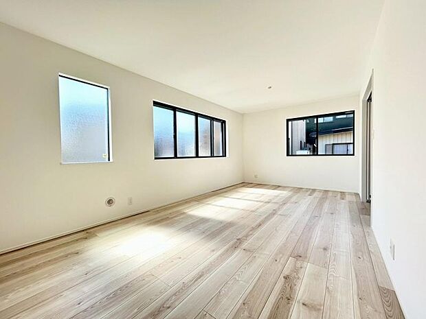 清潔感あふれる「白」を基調とした室内は、まるで新しいキャンバス。北欧風のナチュラルな木目も、モダンなモノトーンも、鮮やかな色彩のカーテンも。コーディネートが楽しくなる住まいです。