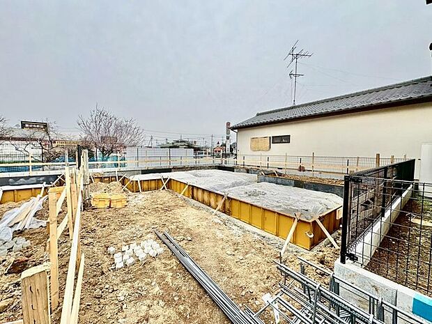 道路から奥まっているため、通りからの視線が気になりません。お子様の飛び出し防止や、防犯面でも安心の配置です。