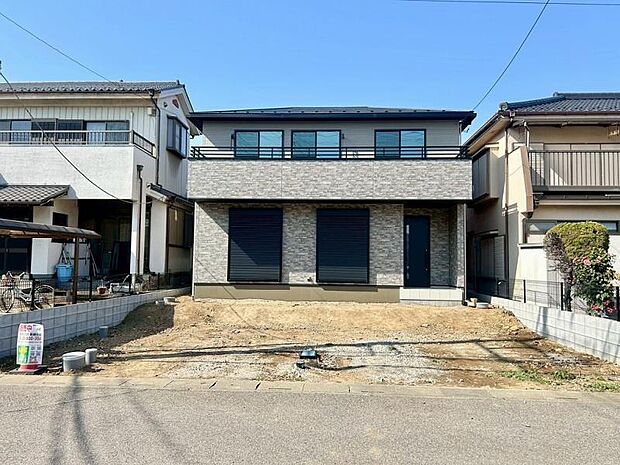 「南向き×並列3台駐車。開放感とゆとりを叶える新築戸建」南4m道路に面した日当たり良好な2階建。カースペースは並列で確保されており、朝の車出しもスムーズでストレスフリーです。