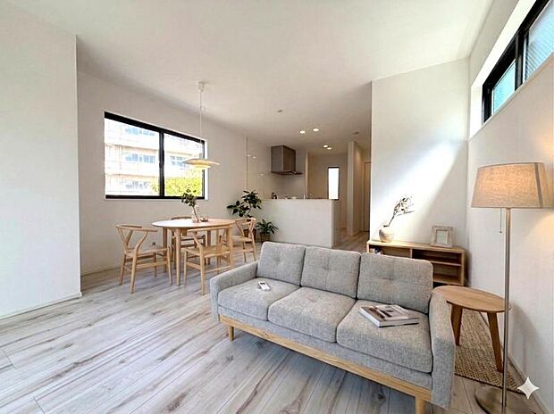 ※こちらの写真は現況の室内写真にCGを使用して家具等を合成加工したものであり、実際の室内状況とは異なります。なお当物件は家具付き物件ではありません。