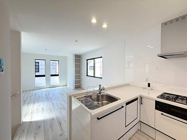 清潔感あふれる白で統一されたスタイリッシュな対面キッチン。リビングと一体化したデザインが、空間にさらなる広がりをもたらします。