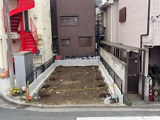 【現地写真】高砂小学校徒歩11分、岸中学校徒歩3分と学校が近いため朝の時間にゆとりが生まれ、子育て世帯にも安心のロケーション。(2026年3月撮影)