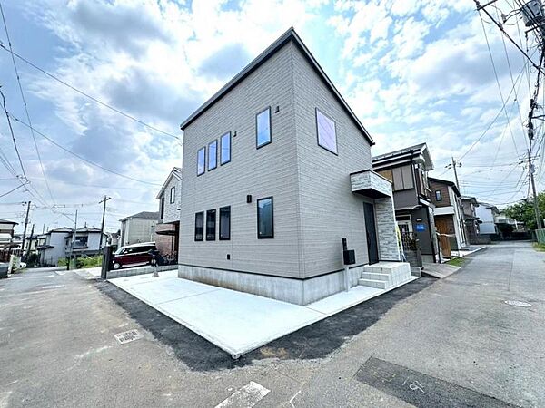 東大宮駅利用（自転車で約7分）、大宮駅まで2駅の好アクセス。第一種低層地域の閑静な街並みに、光溢れる角地の新築戸建が登場。