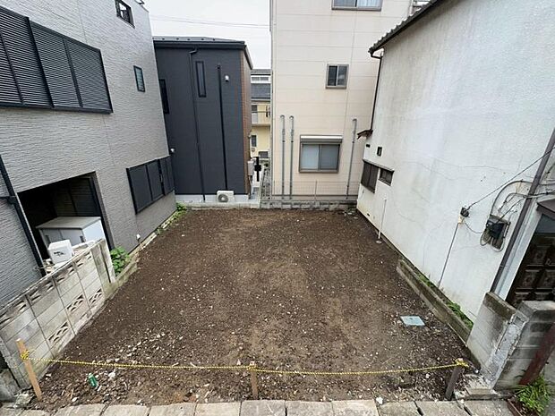 すっきりとした整形地を活かした3階建ての新築。プライバシーが保てる2階リビングに加え、キッチンには食洗機、バスルームには浴室乾燥機を備えた、日々の家事を支える快適な住まい。（2026年5月撮影）