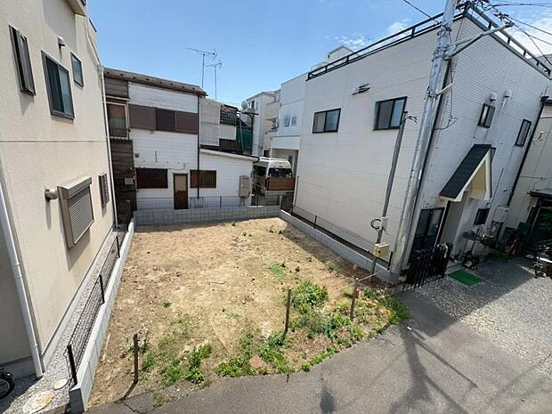 大泉学園＆朝霞駅へ自転車15分圏、2路線利用可能な好アクセス。池田小学校まで徒歩8分と通学に安心で、さらに「いなげや」や「サミット」等のスーパーが身近に揃う生活便利な立地。（2026年5月撮影）