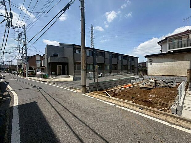 【現地写真】忙しい共働き世帯も安心！小学校や複数の園が徒歩7分内に集結し、毎日の送迎や通学負担を軽減。さらにスーパーも徒歩4分と近く、家事の時短が叶うタイパ抜群の環境です。（2026年5月撮影）