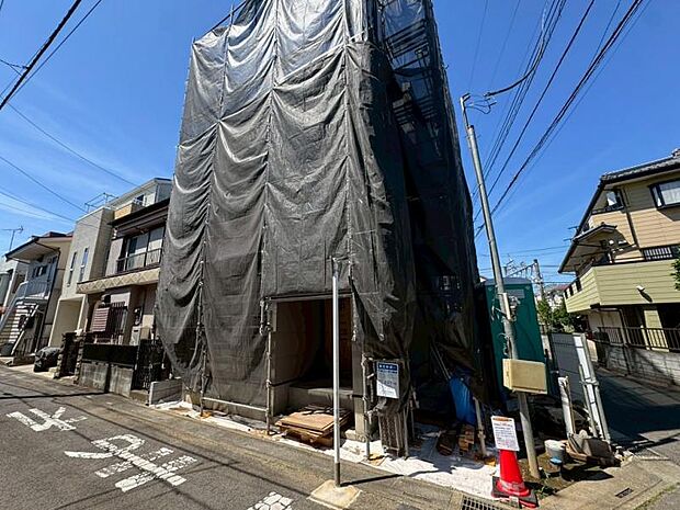 「角地・駐車場・充実設備」の三拍子が揃った暮らし。開放的な角地にカースペース小型車1台分を確保。食洗機や浴室乾燥機など、家事をサポートする最新設備も標準装備した機能的な住まい。（2026年6月撮影）