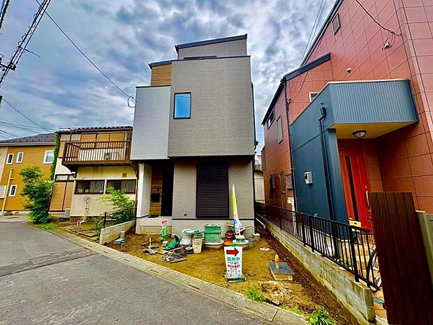 スタイリッシュなカラーが目を引く、洗練されたモダンな外観デザインです 。3階建てのシャープなフォルムは存在感があり、周辺の住宅街でも一際際立つ、都会的で知的な佇まいを演出しています 。