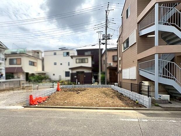 お子様が安心して通える小中学校徒歩3分の近さが魅力！ローソンへ徒歩3分、サミットやコープへも徒歩10分圏内と、日々のお買い物も一歩先で快適に完結する好立地です。（2026年6月撮影）