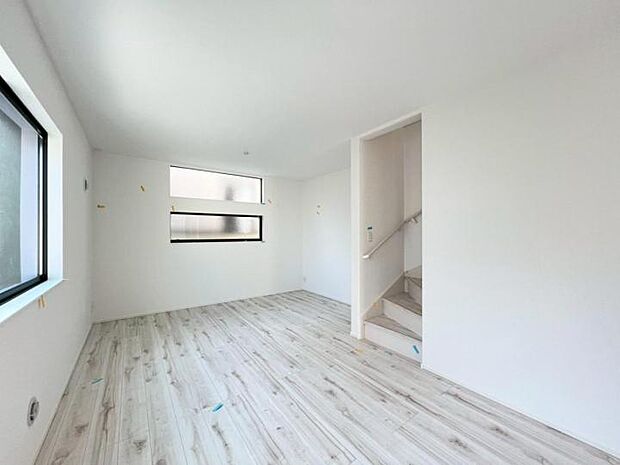 【リビング】◆プライバシー確保しやすい2階リビング!住まわれる方がインテリアコーディネートを楽しめるようシンプルデザインを採用!