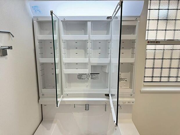 【【洗面室】】3面鏡裏は収納スペースに!水回りがすっきり片付きます