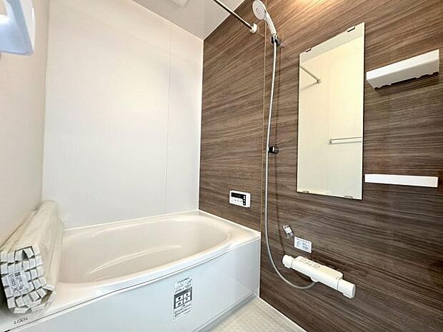 【浴室】浴室乾燥機付きなので、雨の日には洗濯物の乾燥室としても利用可能のユニットバス。