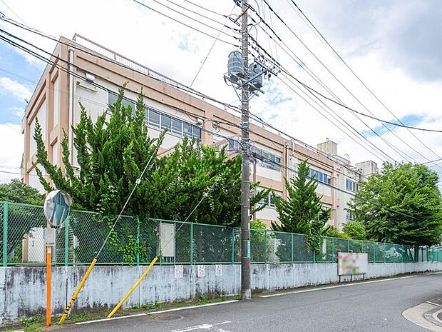 春岡小学校(約1,100m)